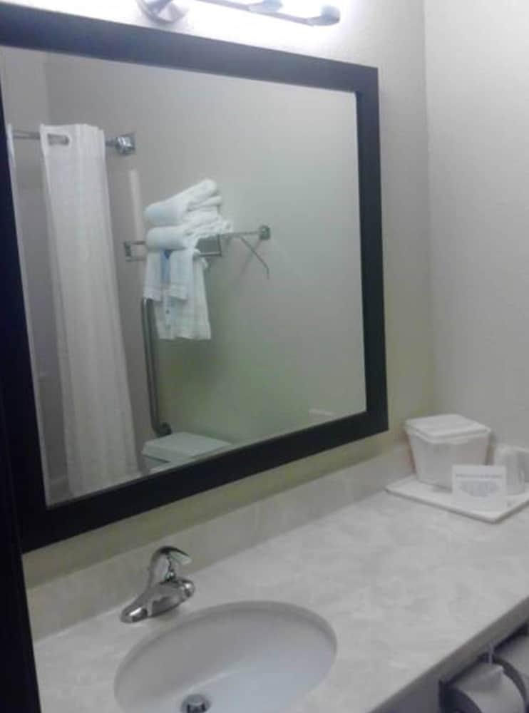 Quality Inn & Suites Des Moines Airport Экстерьер фото