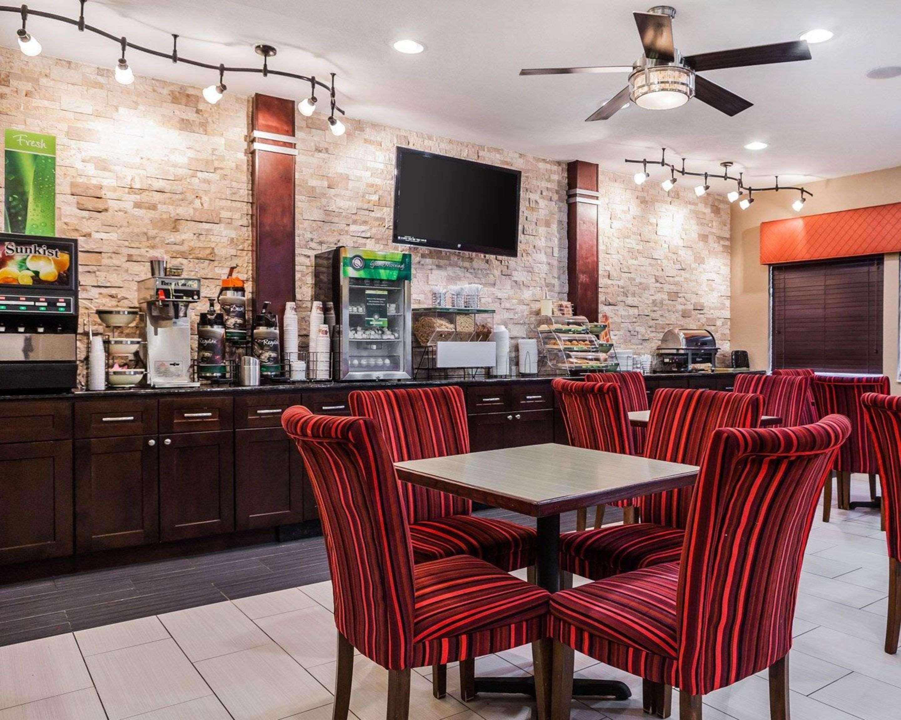 Quality Inn & Suites Des Moines Airport Экстерьер фото