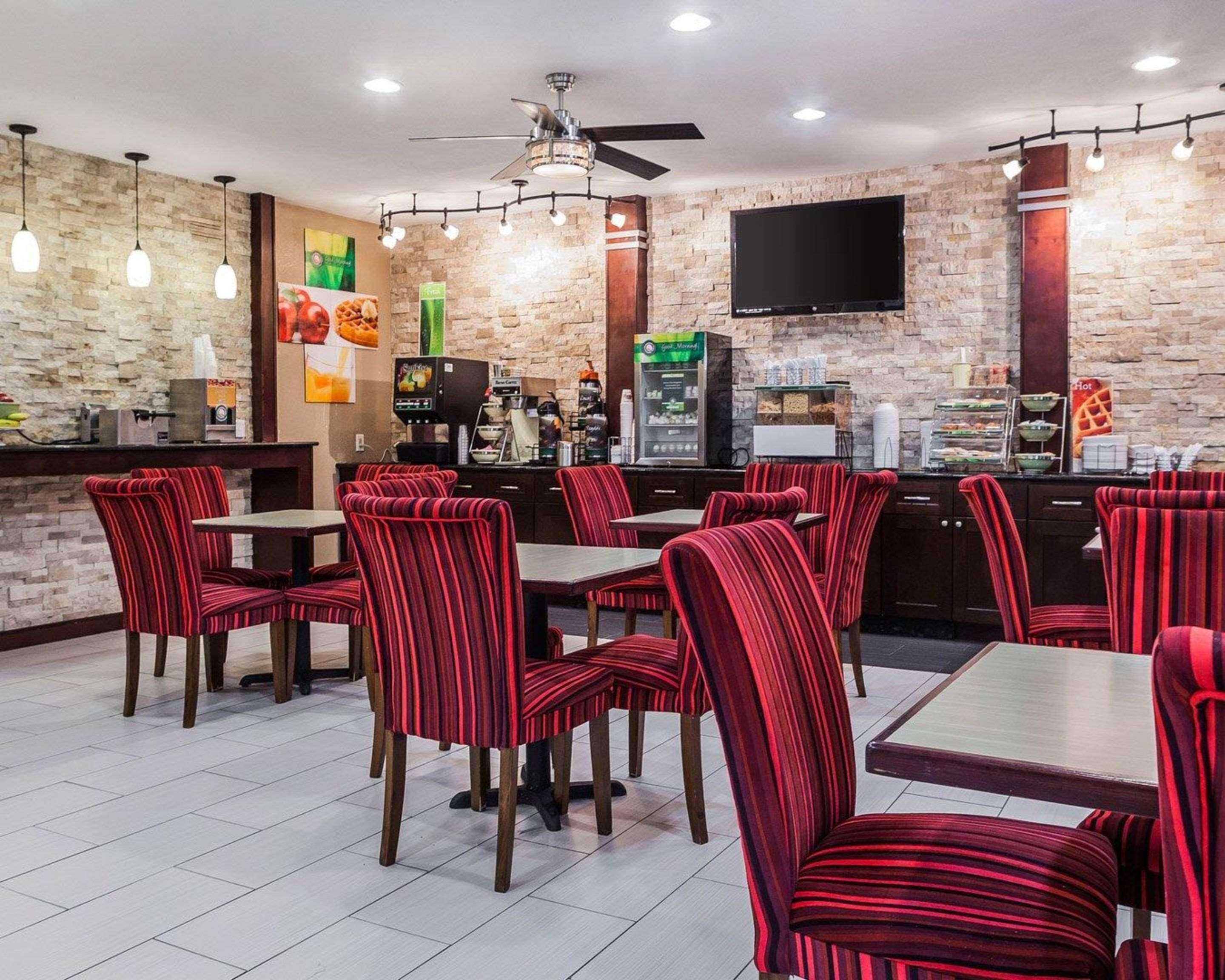 Quality Inn & Suites Des Moines Airport Экстерьер фото