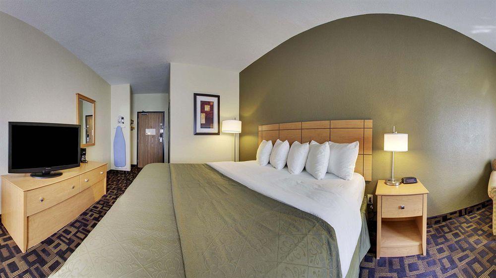 Quality Inn & Suites Des Moines Airport Экстерьер фото